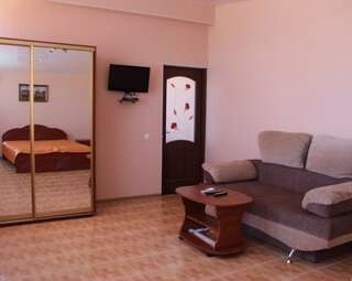 Гостиница Motel Evgeniy Николаевка Люкс двухкомнатный 6ти мест-4